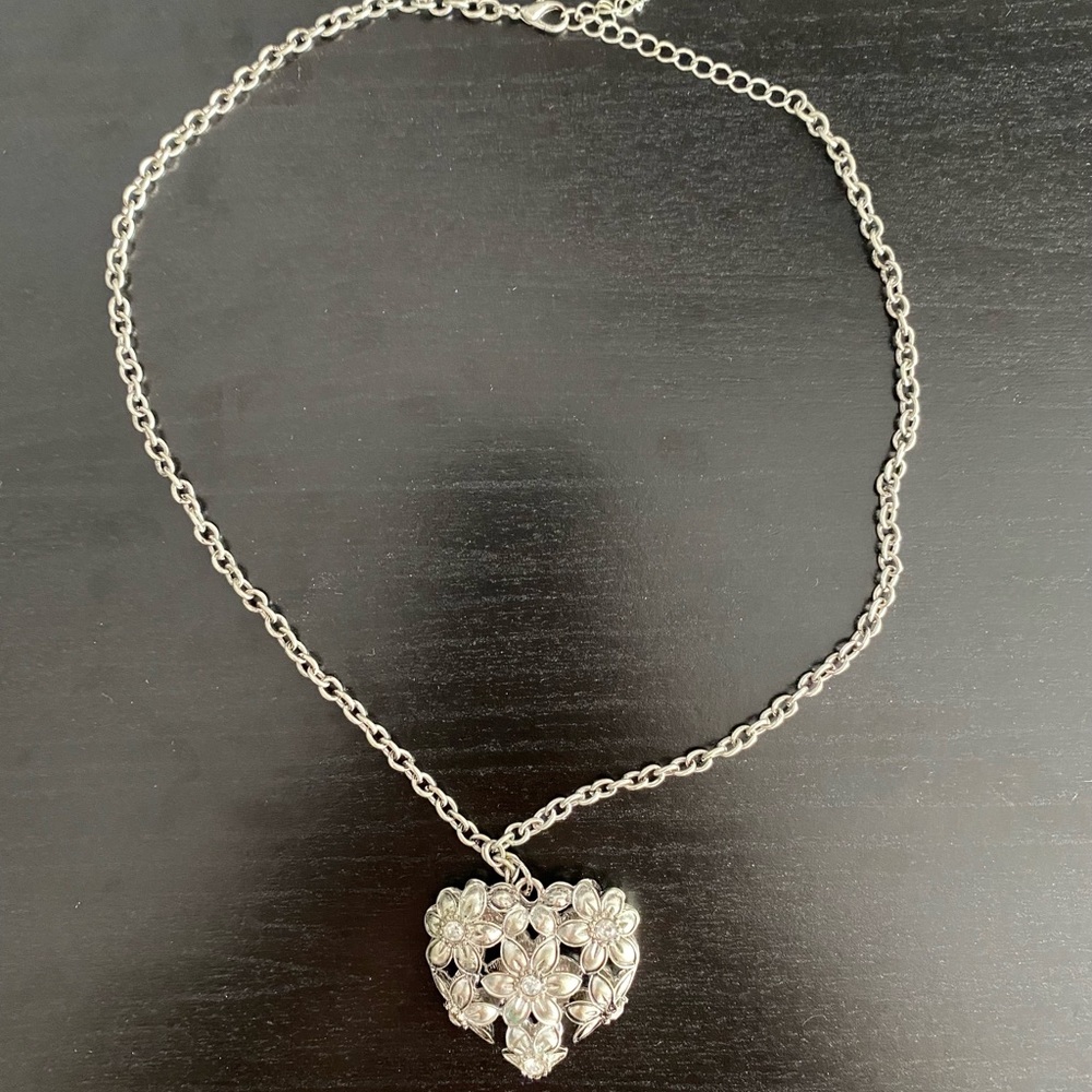 TILLYS Hallow Flower Heart Necklace